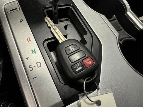 Used 2014 Toyota Camry SE image 25