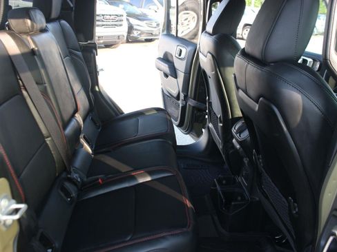 Used 2025 Jeep Gladiator Rubicon w/ Convenience Group AWD/4WD image 36