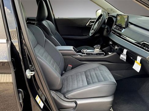 New 2025 Mitsubishi Outlander SE image 29