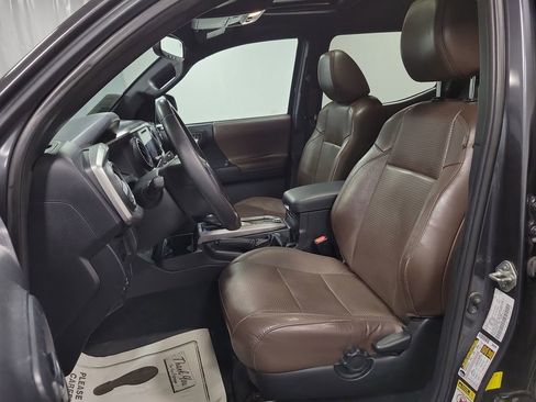 Used 2016 Toyota Tacoma Limited w/ Towing Package image 13