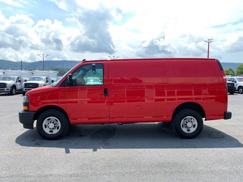 Used 2018 Chevrolet Express 2500 w/ Driver Convenience Package RWD image 3