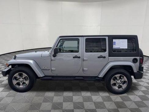 Used 2017 Jeep Wrangler Unlimited Sahara w/ Connectivity Group AWD/4WD image 5
