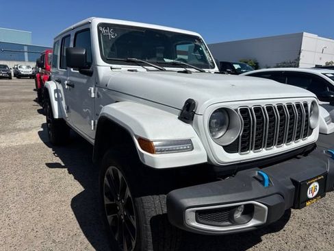 Used 2024 Jeep Wrangler Unlimited Sahara AWD/4WD image 3