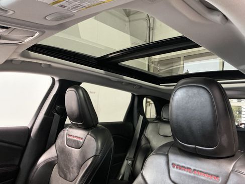 Used 2021 Jeep Cherokee Trailhawk w/ Sun, Sound & Nav Group AWD/4WD image 25