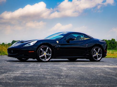 Used 2014 Ferrari California image 2
