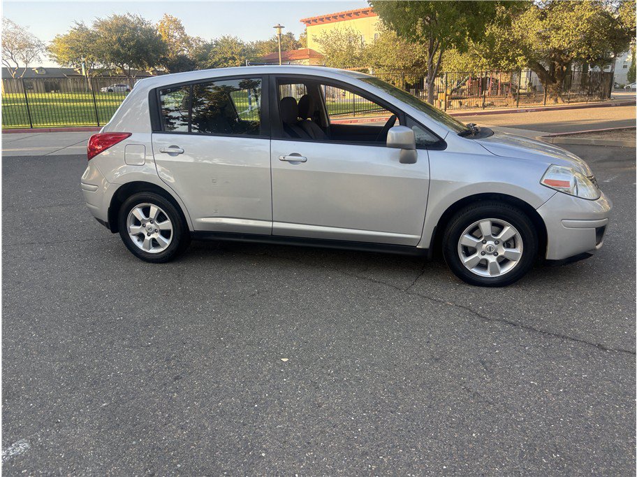 Used 2008 Nissan Versa Hatchback w/ Convenience Pkg FWD image 5