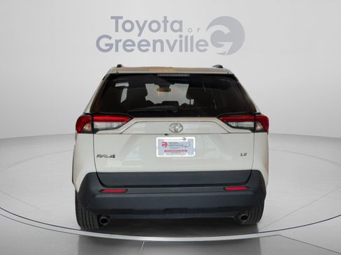 Used 2021 Toyota RAV4 LE FWD image 5