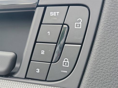 Used 2025 Porsche Cayenne image 26