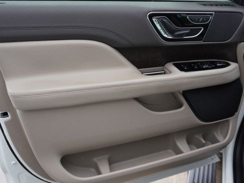 Used 2024 Lincoln Navigator Premiere AWD/4WD image 17