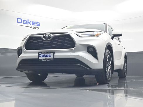 Used 2021 Toyota Highlander XLE AWD/4WD image 44