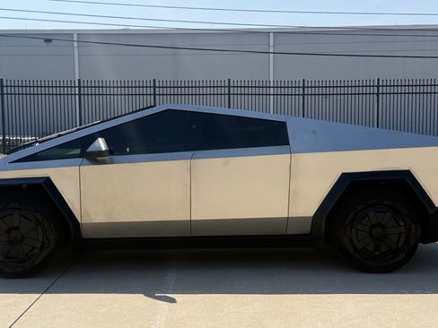 Used 2025 Tesla Cybertruck AWD Crew Cab image 5