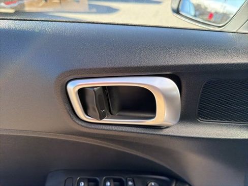 Certified 2025 Hyundai Venue SE image 15