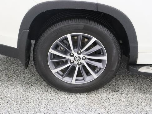 Used 2018 Toyota Highlander XLE AWD/4WD image 6
