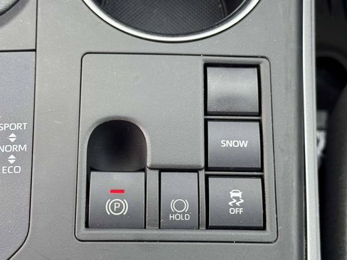 Used 2023 Toyota Highlander LE FWD image 7