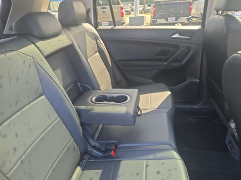 Used 2018 Volkswagen Tiguan SE AWD/4WD image 26