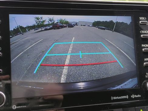 Used 2022 Toyota Highlander XLE FWD image 21