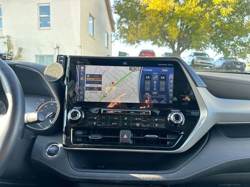 Used 2022 Toyota Highlander Platinum image 18