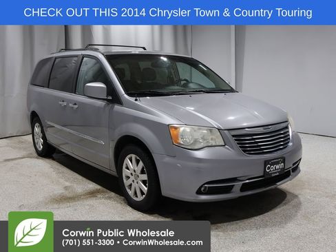 Used 2014 Chrysler Town & Country Touring image 1