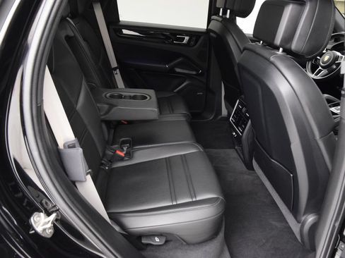 Used 2022 Porsche Cayenne AWD/4WD image 20