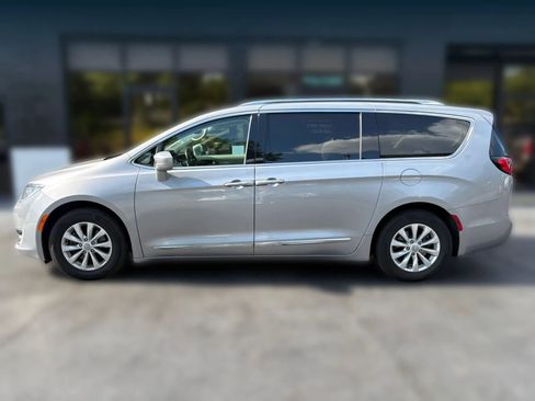 Used 2019 Chrysler Pacifica Touring-L FWD image 2