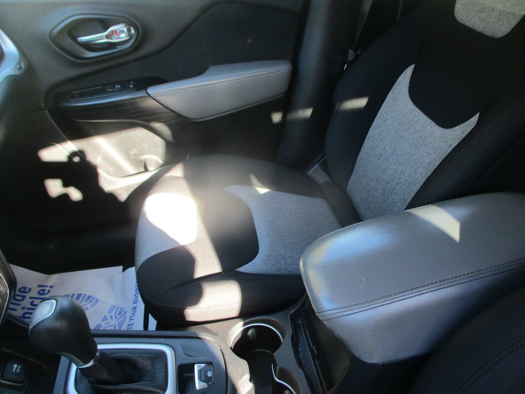 Used 2014 Jeep Cherokee Latitude AWD/4WD image 13