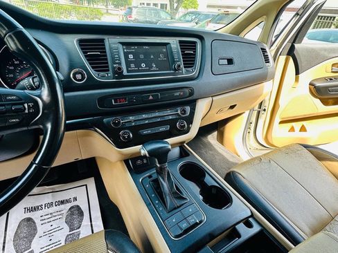 Used 2017 Kia Sedona LX w/ LX Essentials Premium Package FWD image 17