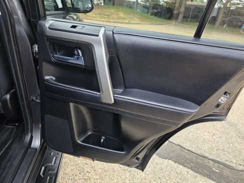 Used 2016 Toyota 4Runner SR5 AWD/4WD image 18