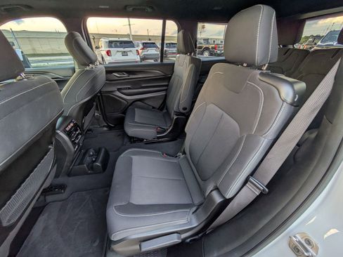 Used 2025 Jeep Grand Cherokee L Laredo image 28