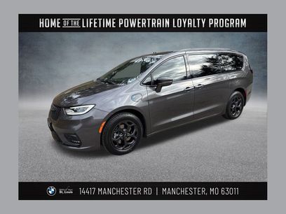 Used 2021 Chrysler Pacifica Limited w/ Uconnect Theater Family Group