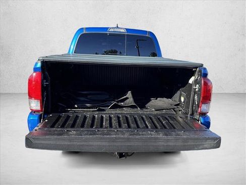 Used 2017 Toyota Tacoma TRD Sport w/ Tow Package AWD/4WD image 7