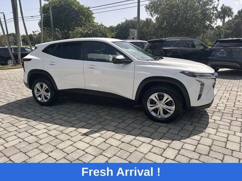 Used 2025 Chevrolet Trax LS FWD image 15