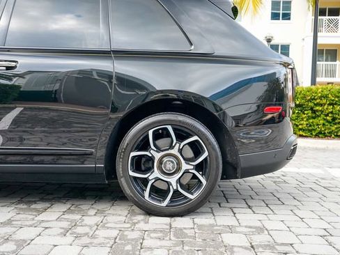 Used 2020 Rolls-Royce Cullinan Black Badge image 14