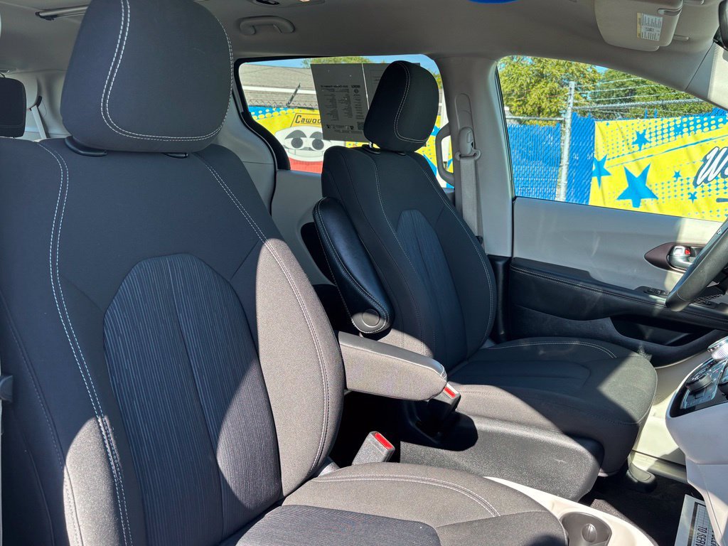 Used 2024 Chrysler Voyager LX FWD image 17