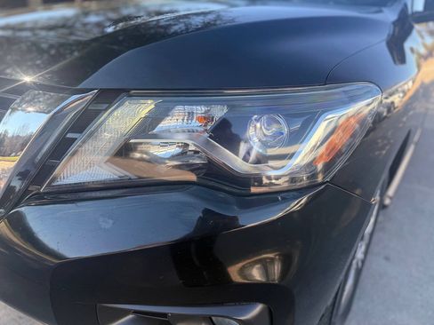 Used 2019 Nissan Pathfinder SL FWD image 10