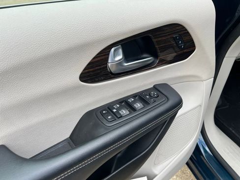 Used 2023 Chrysler Pacifica Limited image 12