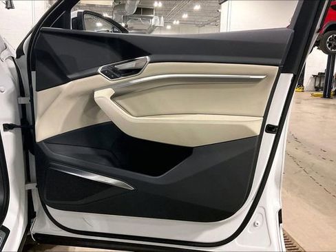 Used 2024 Audi Q8 e-tron Premium Plus w/ Premium Plus Package image 24