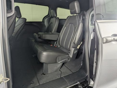 New 2026 Chrysler Pacifica Select FWD image 21