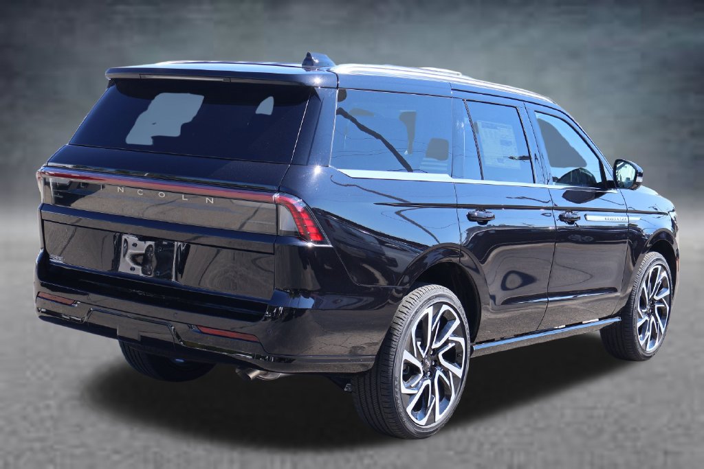 New 2027 Lincoln Navigator Reserve AWD/4WD image 3