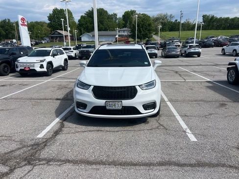 Used 2022 Chrysler Pacifica Limited w/ S Appearance Package AWD/4WD image 3