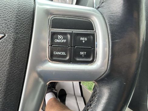 Used 2013 Chrysler Town & Country Touring FWD image 18