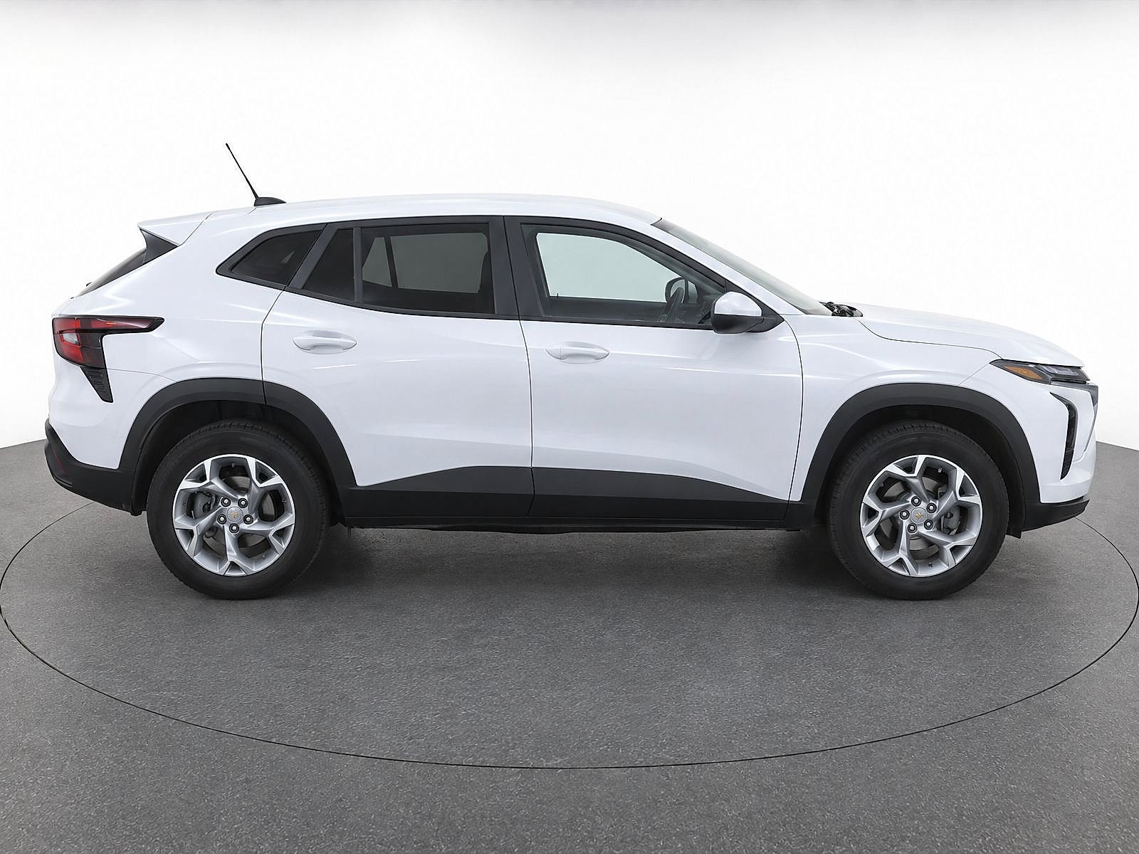 Used 2024 Chevrolet Trax LS w/ LS Convenience Package FWD image 8