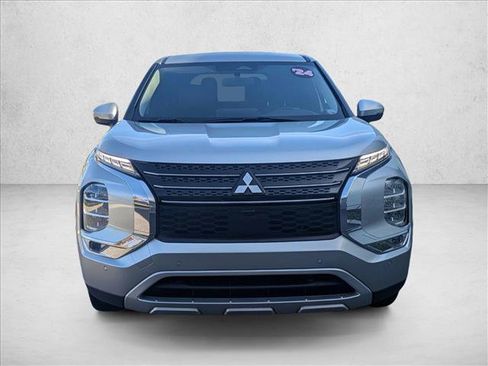 Used 2024 Mitsubishi Outlander SE image 2