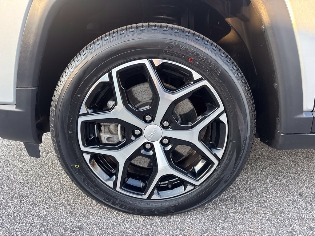 Certified 2024 Jeep Compass Limited w/ Sun and Sound Group AWD/4WD image 9