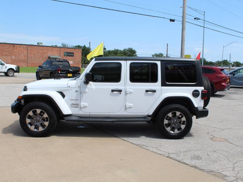 Used 2018 Jeep Wrangler Unlimited Sahara AWD/4WD image 9