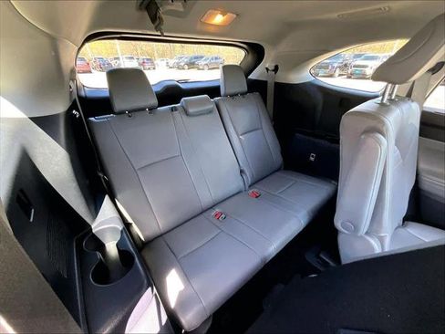 Used 2024 Toyota Highlander XLE FWD image 17