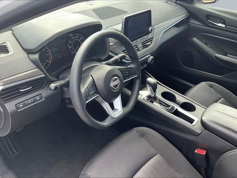 Used 2025 Nissan Altima 2.5 SV FWD image 17