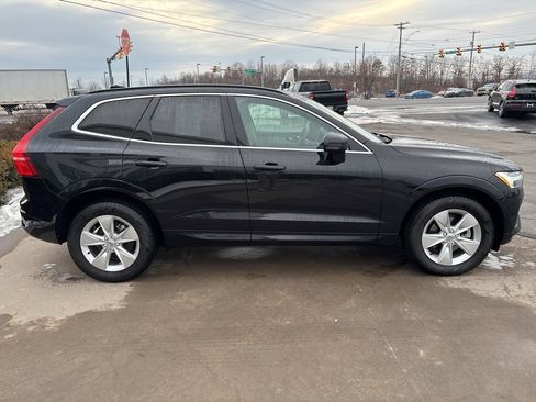 Used 2022 Volvo XC60 B5 Momentum image 4