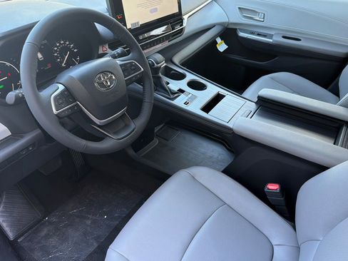 New 2026 Toyota Sienna XLE image 10