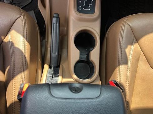 Used 2015 Jeep Wrangler Unlimited Rubicon w/ Connectivity Group AWD/4WD image 11
