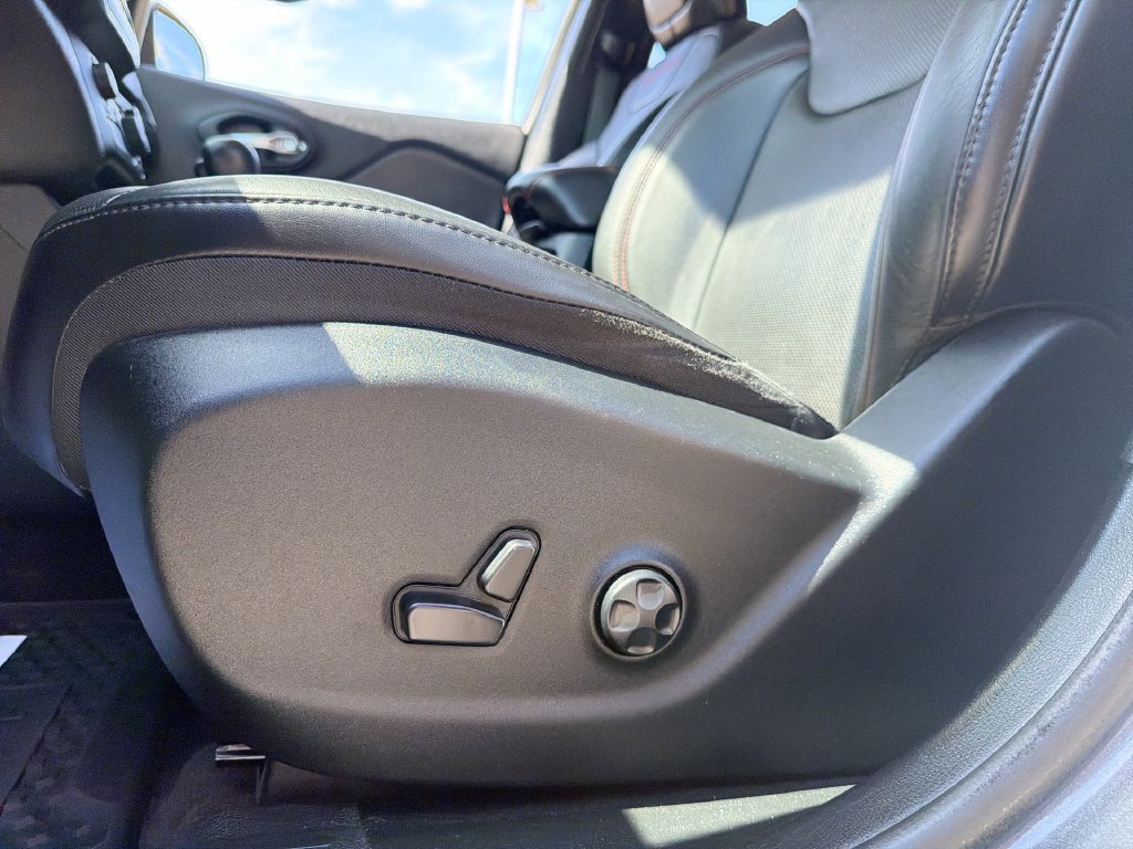 Certified 2019 Jeep Cherokee Trailhawk AWD/4WD image 15
